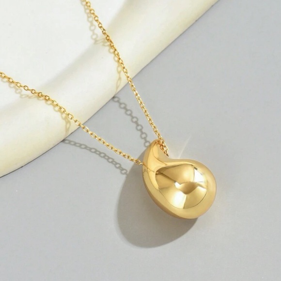 Women Gold Tear Drop Shaped Pendant Necklace - Picture 3 of 5